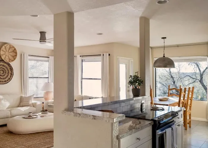 Sanctuary Escape With Heated Pools & Views Holiday home Tucson