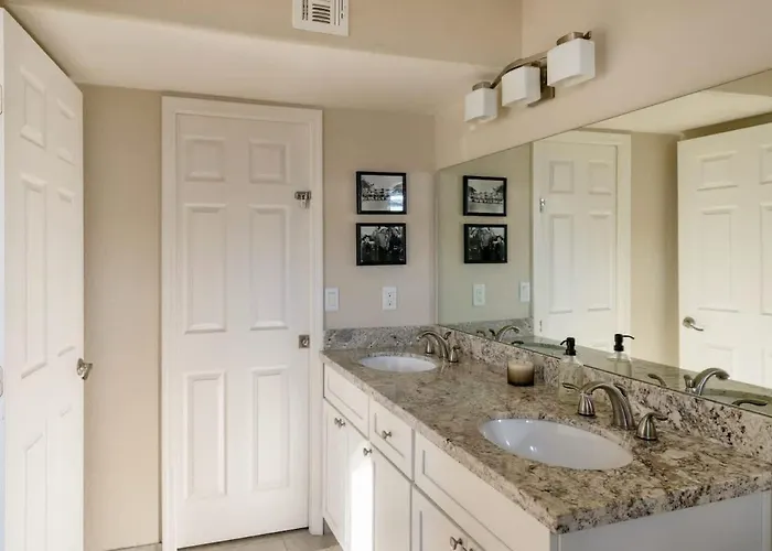 Holiday home Sanctuary Escape With Heated Pools & Views *
